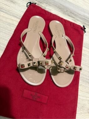 Valentino Garavani Nude Rockstud Bow Jelly Thong Sandals